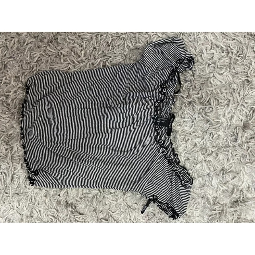 Forever 21 Cropped Off The Shoulder Crop Top